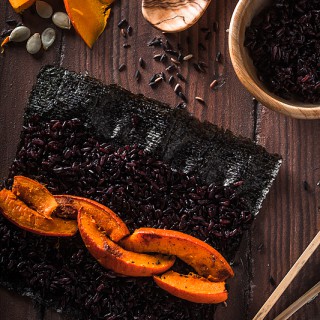 Verpass deiner Sushi Routine einen Kick und probier dieses schwarze Kürbis Sushi aus. Es sieht nicht nur besonders aus, es schmeckt auch hervorragend!