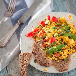 Tofurührei ist die vegane Variante des klassischen Rühreis und braucht sich definitiv nicht dahinter verstecken. Es ist einfach zu machen und superlecker