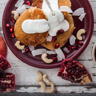 Rezept für Cashewbutter Kokosmilch Pfannkuchen mit einem Quark Kokos Topping, garniert mit Cashewkernen und Granatapfel