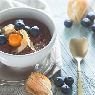 Rezept für vegane Schokomousse aus Seidentofu mit Erdnussbutter, Heidelbeeren und Physalis.