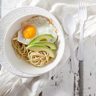 Heute wird es mal ein wenig minimalistisch mit diesem verdammt rasanten und machbaren Gericht. Spaghetti. Knolauch, Schalotten. Ingwer. Avocado. Ei. Dieses Rezept ist mein Geheimtipp.