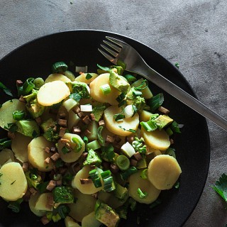 Veganer Kartoffelsalat, angelehnt an die traditionelle, deutsche Variante mit Brühe. Mit Räuchertofu und Avocado mit Kala Namak.