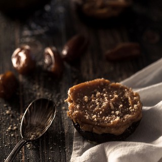 Veganes Dattel Brownie Rezept ohne Backen. Etwas gesund, viel Geschmack. Mit einem Erdnussbutter Ahornsirup Topping.
