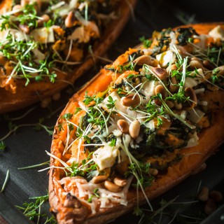 Rezept für gefüllte Süßkartoffel mit Spinat, Fetakäse, Parmesan und Pinienkernen. Rezept und Foodstyling von Purple Avocado / Sabrina Dietz