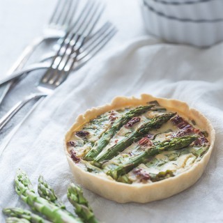 Vegan, gesund und verdammt fotogen, diese Quiche mit grünem Spargel, Bärlauch, Frühlingszwiebeln und getrockneten Tomaten vereint alles. Sie ist einfach und schnell zuzubereiten und beeindruckt auch die kritischsten Gäste!
