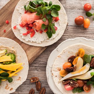 Diese 3 schnellen & gesunden Wraps sind deine Rettung nach einem langen, stressigen Tag. Mango und Avocado mit Cashewbutter, Lachs mit roter Paprika und Frischkäse und Tomaten mit Birnen und Ahornsirup. Das Rezept für gesunde Wraps gibt's auf Purple Avocado.