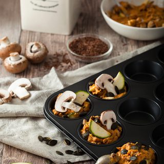 Rezept für vegane, herzhafte Muffins aus Süßkartoffeln mit Champignons, Zucchini und Kürbiskernen. Rezept gibt es auf Purple Avocado.
