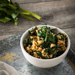 1 Topf, 5 Zutaten, kein Schnippeln, kaum Abwasch. Couscous mit Spinat und Erdnusssauce ist DAS Rezept wenn's mal schnell gehen muss. Rezept gibt's auf Purple Avocado.