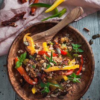 Jamies Food Revolution inspirierte gesunde Paprika Pfanne mit weicher Mango, Sojagranulat, getrockneter Tomate, Ingwer und vielen Kräutern und Gewürzen.