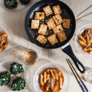 Dennis hat mir beigebracht, wie knuspriger Tofu in der Pfanne so richtig geil gelingt. Außerdem haben wir koreanischen Spinatsalat und Tteokbokki gemacht. Ein Fest! Food from Friends ist ein Projekt, dass sich der Freude am Kochen und Essen in Gesellschaft widmet. Von Zeit zu Zeit besuche ich liebe Menschen oder Fremde, die ich gerne kennenlernen möchte und zusammen bereiten wir ein Lieblingsgericht zu. Das Resultat unserer Mühen findest du dann in Form einer kleinen Geschichte mit Rezept auf Purple Avocado.