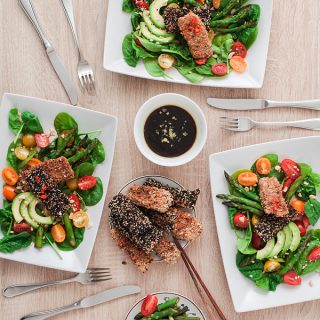 Leckere Fischstäbchen im Sesam-Mantel auf Salat und Matcha Cupcakes mit Kokossahne sind bei der gemeinsamen Koch-Action mit Mimirosefoodlove entstanden. Rezept für den Salat gibt es auf Purple Avocado, die Cupcakes bei Mimi und Rose.