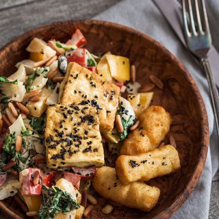 Gebratenes Gemüse und knuspriger Tofu in Senfsoße. From my fridge ist der Versuch eines nachhaltigeren Lifestyles im Hinblick auf Lebensmittelverschwendung, mehr Kreativität beim Aufbrauchen von Essensresten und einen bewussteren Umgang mit den uns zur Verfügung stehenden Rohstoffen. Dieses Projekt soll euch als Inspirationsquelle dienen und motivieren mit euren Essensresten liebevoll umzugehen und fantastische Gerichte damit zu zaubern. Mehr Rezepte gibt es auf Purple Avocado.