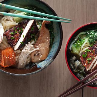 Ich habe einen tollen Menschen in Berlin besucht. June von Food is taking over hat einfach mal so ein badass Ramen Rezept gefreestyled. Dazu gab es wunderschöne Onigiri. Rezepte zu beidem gibt es einmal auf ihrem Blog, sowie bei mir auf Purple Avocado.