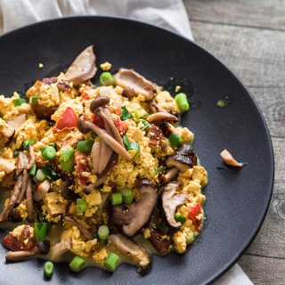 Tofurührei mit Pilzen, Frühlingszwiebeln und Tomaten. Die vegane Alternative zu Rührei. Rezept auf Purple Avocado