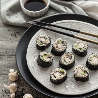 Blumenkohlreis ist die kalorienarme Low-Carb Alternative zu konventionellem Sushi und schmeckt herrlich leicht (und so gar nicht nach Blumenkohl). Wer, so wie ich, von Sushi nicht genug bekommt, sollte Blumenkohl Sushi unbedingt mal ausprobieren. Rezept auf Purple Avocado