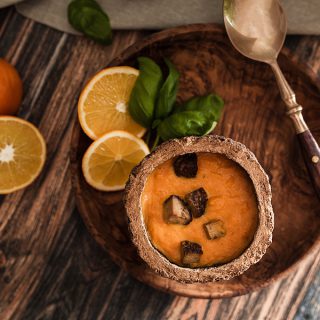 Mit dieser veganen Karotten-Orangen-Suppe holt man sich ein bisschen fruchtig, exotischen Sommer-Geschmack in die kalte Jahreszeit. Mit Räuchertofu garniert bekommt sie das gewisse Etwas und eignet sich nicht nur als Vorspeise.