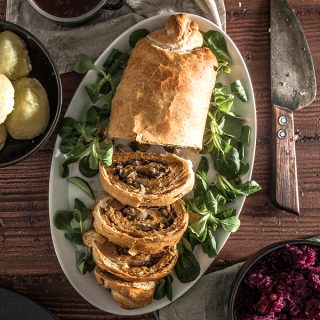 Seitanbraten in Blätterteig gefüllt mit gebratenen Champignons für vegane Weihnachten. Das Rezept ist anfängertauglich, schnell gemacht und preisgünstig. Also nichts wie ran!