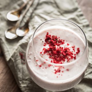 Superschnelle und einfache Himbeer-Kokosmousse aus nur 3 Zutaten. Food Photography und Foodstyling von Purple Avocado. Kokosdessert / Kokosmousse / Kokoscreme / Kokosmilch