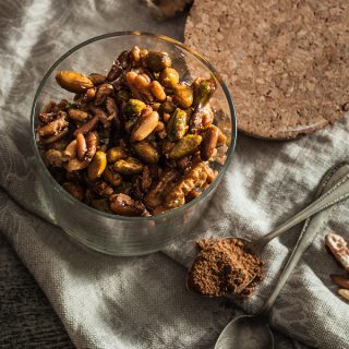 Das Ergebnis der Spicebar Nut-Challenge ist ein tolles Rezept für raffinierte Würznüsse mit Curry und Zimt das sich wunderbar zum verschenken eignet. Wenn man denn etwas übrig lässt. Rezept auf Purple Avocado.
