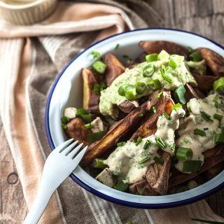 So werden die Pommes im Ofen garantiert knusprig. Super knusprige Ofenpommes mit zweierlei veganen Dips mit Avocado, Cashewkernen, Hefeflocken und Wasabi. Foodfotografie und Foodstyling von Purple Avocado.