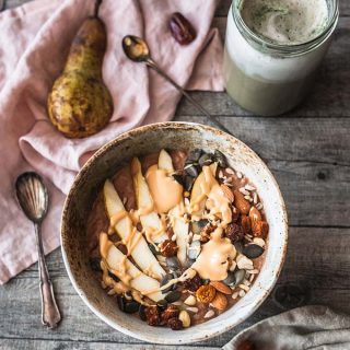Frühstück sollte die wichtigste Mahlzeit des Tages werden. Mit dem Frühstück holt ihr euch die nötige Energie für einen produktiven und erfolgreichen Tag. Dieser Guide fasst für euch die Grundlagen einer gesunden Frühstücks Routine zusammen und erklärt wie man solche boss ass breakfast bowls hinbekommt. Foodstyling und Food Photography von Sabrina Dietz / Purple Avocado