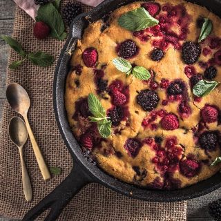 Ein ursprüngliches Rezept für veganen Beerenauflauf oder Beerenkuchen frei nach einem Rezept aus dem "Ethno Kochbuch" von Karolina Przybylska