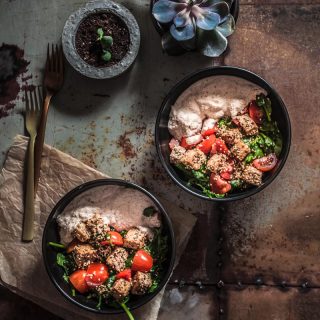 Spinatsalat mit Sesam-Tofu und einer süß-salzigen Nuss-Sauce aus allerlei Nüssen. Ein Küchen-Quickie von Purple Avocado