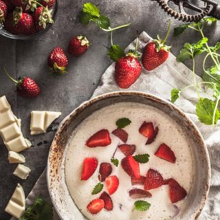 Nur 4 Zutaten braucht man für diese himmlisch leichte und erfrischende Aquafaba Quark Mousse mit weißer Schokode und frischen Erdbeeren. Das perfekte Sommerrezept für den schnellen Genuss. Rezept und Foodfotografie von Purple Avocado / Sabrina Dietz