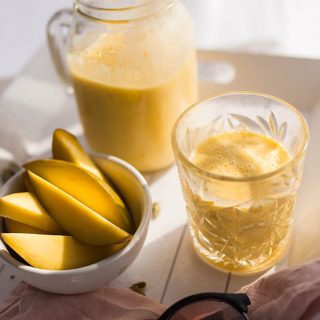 Das perfekte Sommer-Rezept oder der Begleiter zu scharfem Essen - der Mango Lassi, der indische Joghurt Drink ist im Nu gemacht (auch vegan)