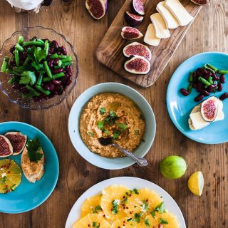 Mezze, viele verschiedene, kleine Speisen sind genau die richtige Speise für heiße Sommertage als auch grundsätzlich für Entscheidungs-Unwillige. Bei uns gab es dieses Mal kräftigen Tomaten-Hummus, leichtes Orangen-Carpaccio, einen sauer angemachten grünen Bohnensalat, sowie Camembert mit süßen Feigen und Honig.