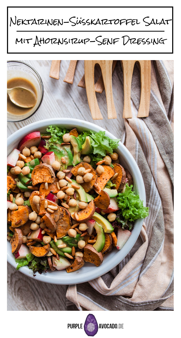 Up your salad game: Nektarinen-Süßkartoffelsalat mit Ahornsirup-Senf-Dressing, cremiger Avocado, knusprigen Pinienkernen und frischem Spinat oder Salat. Der perfekte Sommersalat für Grillabende und unterwegs. Warm und kalt ein Genuss. Rezept und Foodstyling: Purple Avocado / Sabrina Dietz