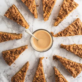 Hier ist ein Rezept für einen saftigen, luftigen Karotten-Zitronen-Kuchen mit Cashewbutter-Icing. Dieser lockere Karottenkuchen ist problemlos für einige Tage im Kühlschrank haltbar. Das nussige, leicht bittere Cashewbutter-Icing gibt dem Kuchen das spezielle Etwas und der frische Zitronensaft sowie die Zitronenschale verleihen ihm eine saure, fruchtige Note.