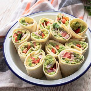 Wenn's mal schnell gehen muss, für Picknicks, unterwegs oder als Fingerfood für den nächsten Serien-Abend: Schnelle Avocado Wraps in zwei Variationen - mit Guacamole und Cashewbutter. Ganz unkompliziert und köstlich. Rezept und Foodfotografie von Purple Avocado / Sabrina Dietz