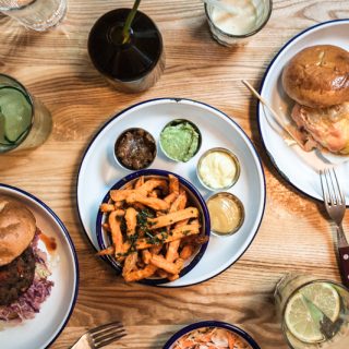 Restaurant Guide Hamburg: Im Schanzenviertel bei Otto's Burger könnt ihr euch mit leckeren Burgern, Shakes, Cocktails und Beilagen samt vielfältiger Dips zu fairen Preisen ordentlich den Bauch vollschlagen. Fotos von Purple Avocado / Sabrina Dietz #restaurants #hamburg #empfehlungen #dinner #burger