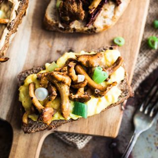 Ob zum Frühstück, Brunch oder Mittag – Diese Pfifferling Stullen mit Rührei getrockneten Tomaten und Cashewbutter bringen eure Geschmacksnerven ins Taumeln. Pfifferling Rezept und Foodstyling von Purple Avocado / Sabrina Dietz