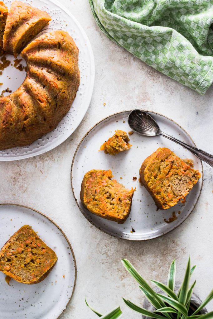 Foto von ZItronen Karotten Kuchen, fotografiert mit 35mm Sigma Art. Die besten Food Fotografie Objektive