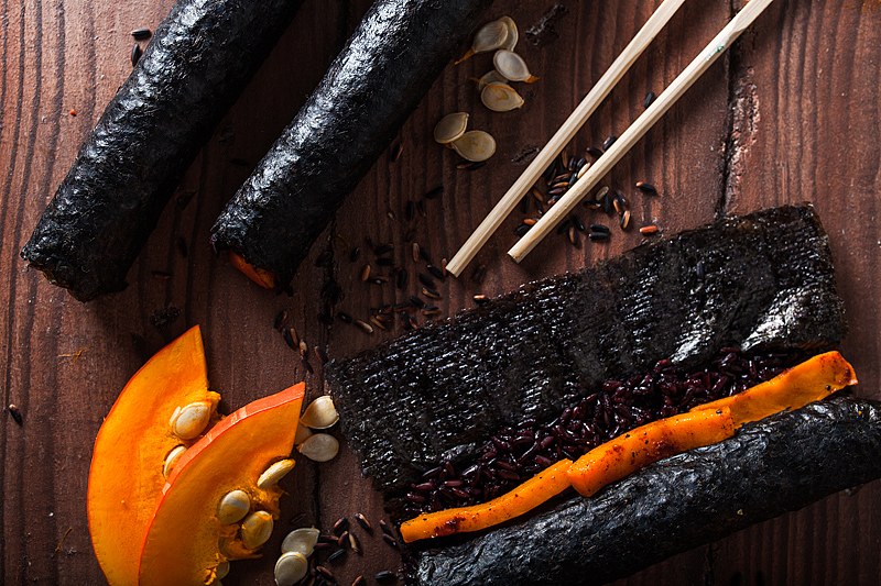 Verpass deiner Sushi Routine einen Kick und probier dieses schwarze Kürbis Sushi aus. Es sieht nicht nur besonders aus, es schmeckt auch hervorragend!