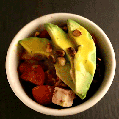 Rezept für einen cremigen Avocado Salat mit gerösteten Pinienkernen, rote Beete, Tomate, Fetakäse und einem deftigen Tahin Dressing. Rezept und Foodstyling von Purple Avocado