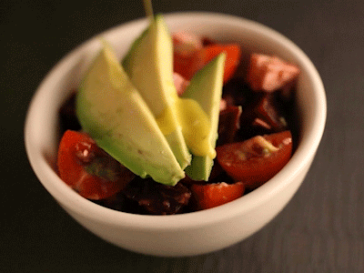 Rezept für einen cremigen Avocado Salat mit gerösteten Pinienkernen, rote Beete, Tomate, Fetakäse und einem deftigen Tahin Dressing. Rezept und Foodstyling von Purple Avocado