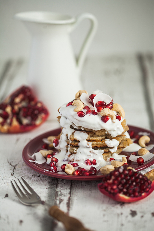 Rezept für Cashewbutter Kokosmilch Pfannkuchen mit einem Quark Kokos Topping, garniert mit Cashewkernen und Granatapfel