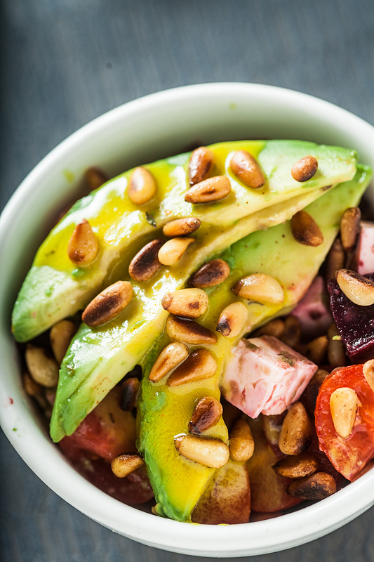 Rezept für einen cremigen Avocado Salat mit gerösteten Pinienkernen, rote Beete, Tomate, Fetakäse und einem deftigen Tahin Dressing. Rezept und Foodstyling von Purple Avocado