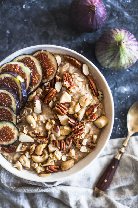 Eine Schüssel Haferbrei mit Nüssen und Feigen dekoriert. Porridge Mikrowelle 