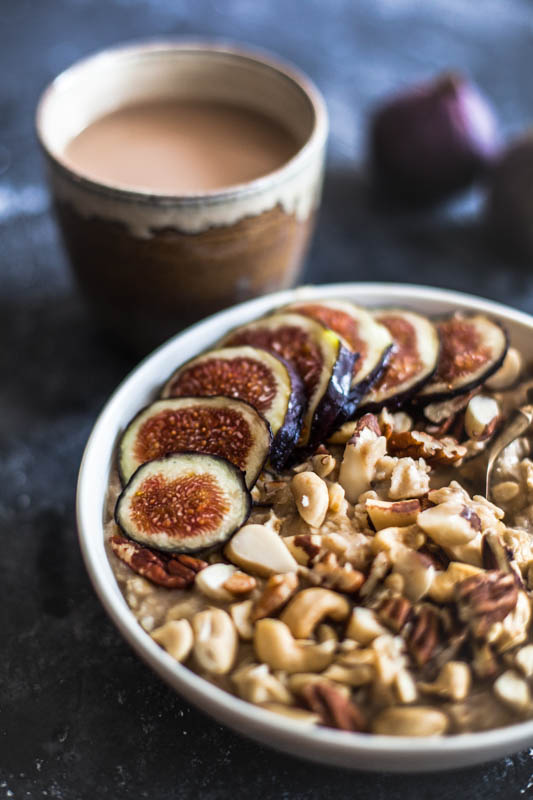 A bowl of porridge served with figs // How to cook rolled oats microwave