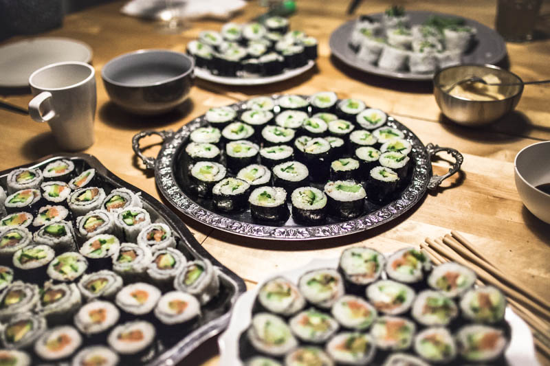 So geht ein Sushi Abend - Massen von Sushi auf silbernen Tellern um eine Fußballmannschaft satt zu kriegen.