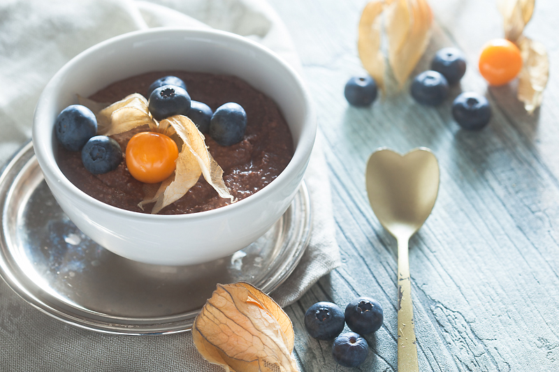 Rezept für vegane Schokomousse aus Seidentofu mit Erdnussbutter, Heidelbeeren und Physalis.