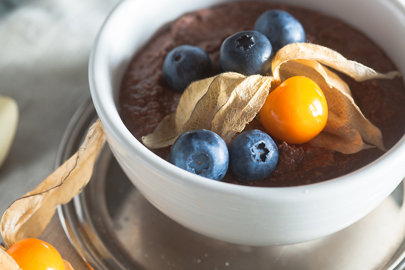 Recipe for vegan chocolate mousse made of silken tofu with peanut butter, blueberries and physalis.
