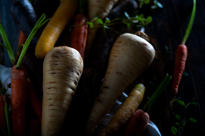 For this years Easter weekend we'll have colourful carrots from the oven with a maple syrup marinade. Along with it goes mache with a sesame dressing, roasted sessame seeds and curd with herbs.