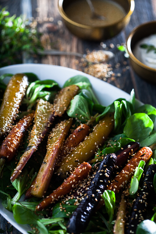 For this years Easter weekend we'll have colourful carrots from the oven with a maple syrup marinade. Along with it goes mache with a sesame dressing, roasted sessame seeds and curd with herbs