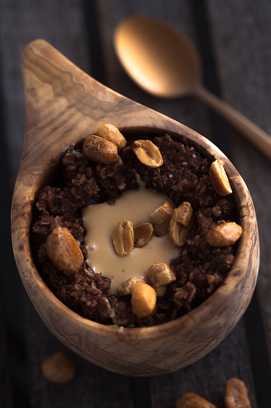 Chocolate Peanut Porridge: The perfect combination for those mornings, when we need a little energy and motivational boost to start the day properly.