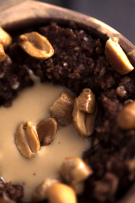 Chocolate Peanut Porridge: The perfect combination for those mornings, when we need a little energy and motivational boost to start the day properly.